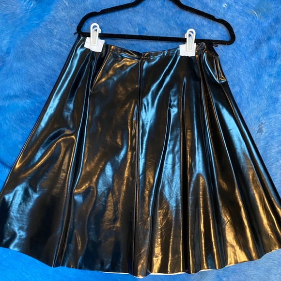 Knee length A-line Prada skirt made of black vinyll/latex size 44 - Picture 3 of 4
